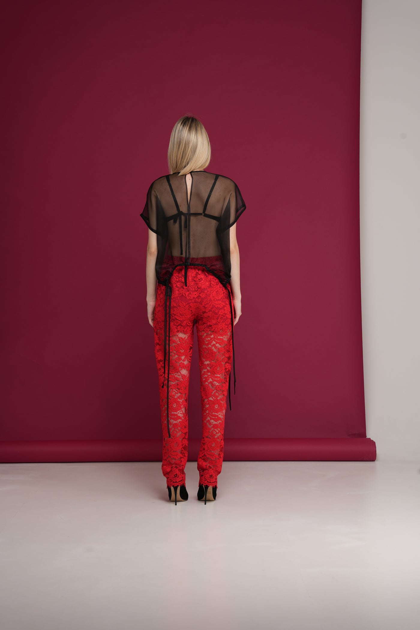 Statua Õ Trousers. Lace