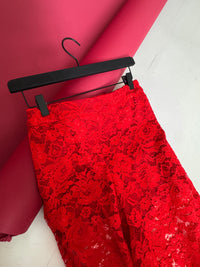 Statua Õ Trousers. Lace