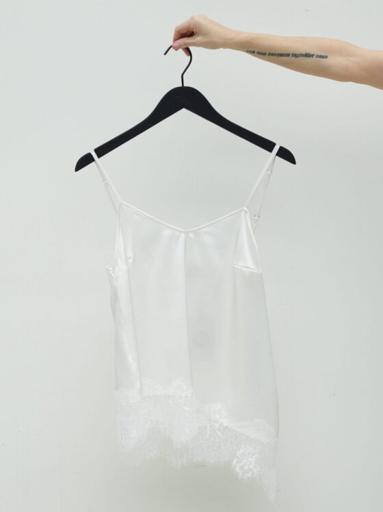 Silk top with lace. White.