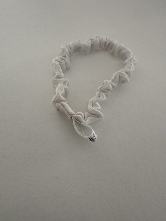 Natural silk scrunchie. S white.