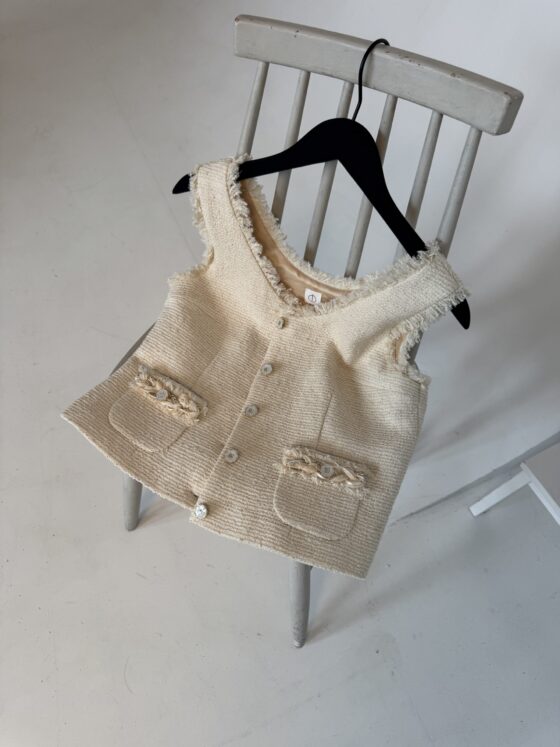 Bouclé Vest. Milky.